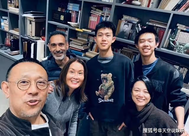 姜文全家四口人同框!46歲周韻斷崖衰老認不出,兩個兒子長相普通