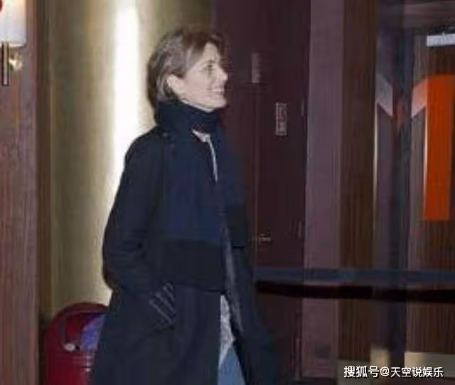 姜文全家四口人同框!46歲周韻斷崖衰老認不出,兩個兒子長相普通
