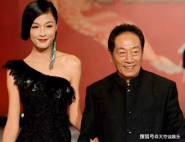 姜文全家四口人同框!46歲周韻斷崖衰老認不出,兩個兒子長相普通