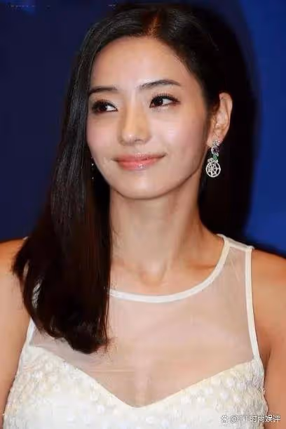 美艷性感的韓彩英,號稱「人間芭比」