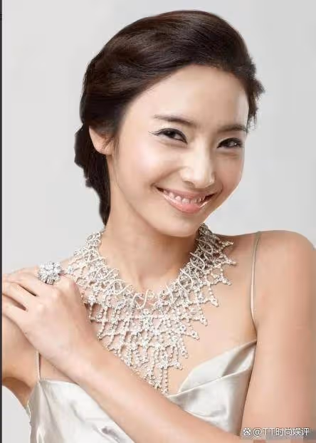 美艷性感的韓彩英,號稱「人間芭比」