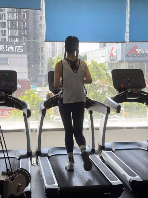 六旬阿姨健身多年身材如少女，很迷人！