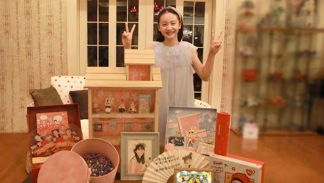 田亮女兒Cindy的12歲生日照,穿淺灰色薄紗裙,化身甜橙女孩