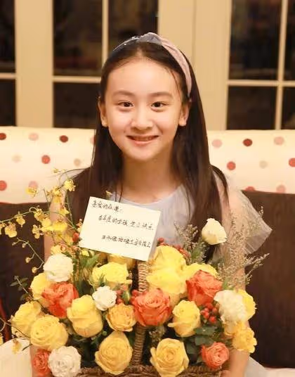 田亮女兒Cindy的12歲生日照,穿淺灰色薄紗裙,化身甜橙女孩