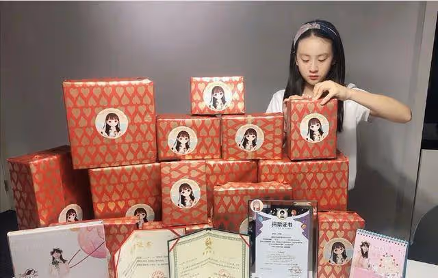 田亮女兒Cindy的12歲生日照,穿淺灰色薄紗裙,化身甜橙女孩