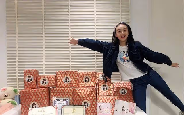 田亮女兒Cindy的12歲生日照,穿淺灰色薄紗裙,化身甜橙女孩