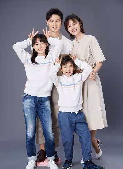 田亮女兒Cindy的12歲生日照,穿淺灰色薄紗裙,化身甜橙女孩