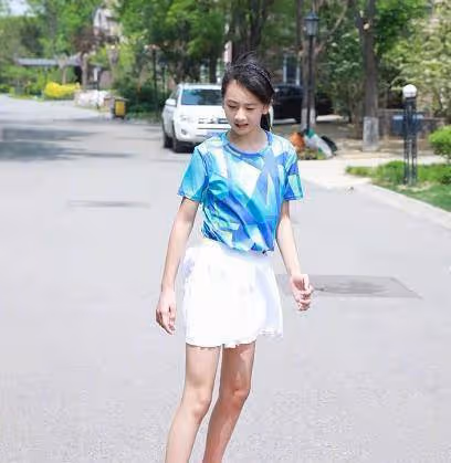 田亮女兒Cindy的12歲生日照,穿淺灰色薄紗裙,化身甜橙女孩