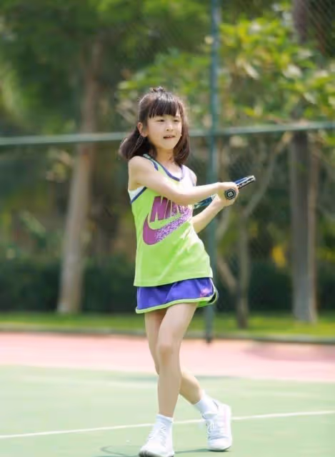 田亮女兒Cindy的12歲生日照,穿淺灰色薄紗裙,化身甜橙女孩