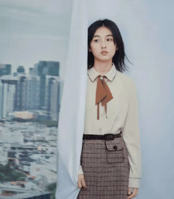 張子楓機場照曝光,茶色外套配「破洞褲」,毫無女星的偶像包袱