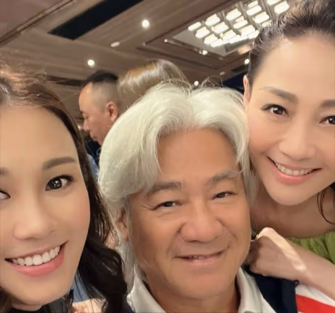 香港男星滿頭白髮復出拍劇，因爛賭輸到破產，轉行做殯葬生意