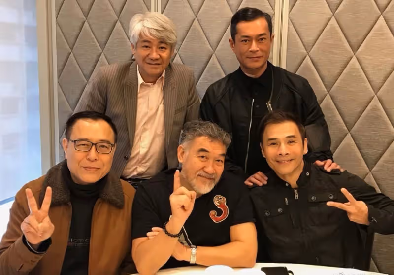 香港男星滿頭白髮復出拍劇，因爛賭輸到破產，轉行做殯葬生意