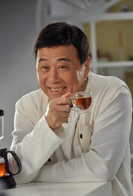 TVB最年長視帝夏雨澳門被偶遇！78歲狀態回春，坐路邊被指太低調