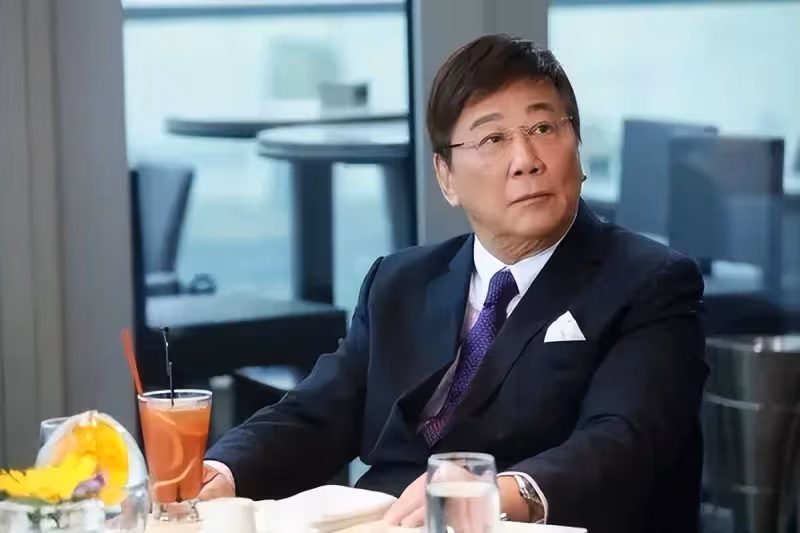 TVB最年長視帝夏雨澳門被偶遇！78歲狀態回春，坐路邊被指太低調