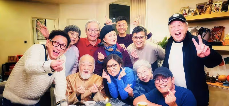 TVB最年長視帝夏雨澳門被偶遇！78歲狀態回春，坐路邊被指太低調