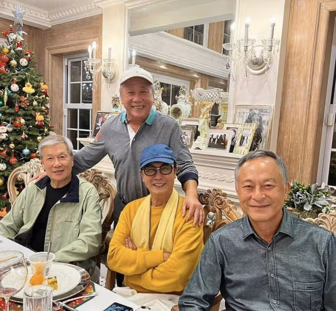 TVB最年長視帝夏雨澳門被偶遇！78歲狀態回春，坐路邊被指太低調