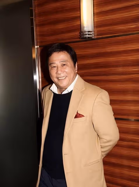 TVB最年長視帝夏雨澳門被偶遇！78歲狀態回春，坐路邊被指太低調