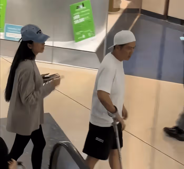 陳浩民走在街上無人認識，網友調侃已經過氣，一家六口回香港定居