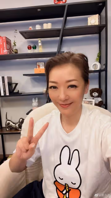 TVB前知名女藝人與00後內地小鮮肉約會,自嘲54歲還一直單身