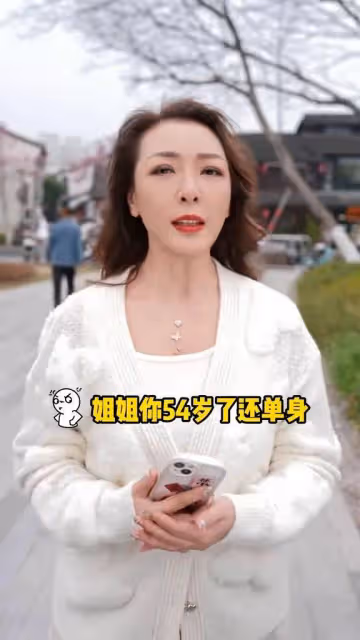 TVB前知名女藝人與00後內地小鮮肉約會,自嘲54歲還一直單身