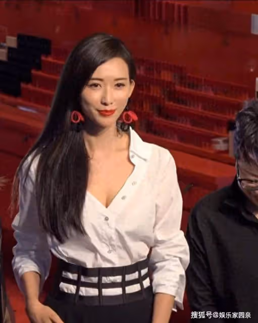 49歲林志玲近照曝光！美麗卻被網友說俗氣，網友：受婆家文化影響