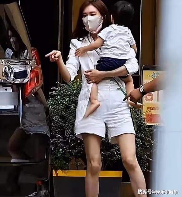 49歲林志玲近照曝光!美麗卻被網友說俗氣,網友:受婆家文化影響