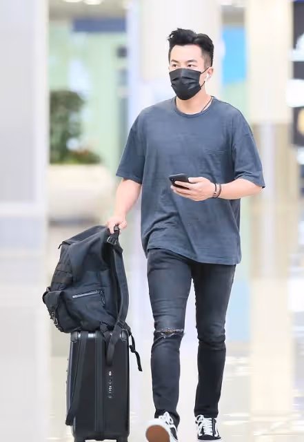 劉愷威猛男塊頭沒維持住,身材發福穿灰色T恤,帥哥風采都淡了