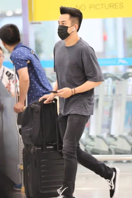 劉愷威猛男塊頭沒維持住,身材發福穿灰色T恤,帥哥風采都淡了