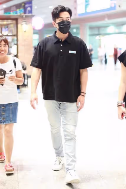 劉愷威猛男塊頭沒維持住,身材發福穿灰色T恤,帥哥風采都淡了