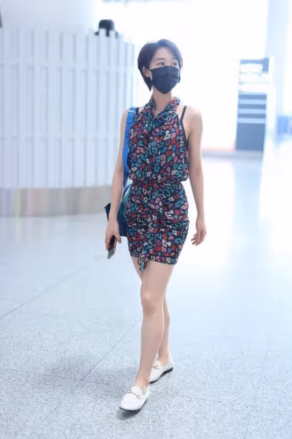 藍盈瑩雖然是演戲的,可是曲線氣質不輸模特,土氣碎花也能駕馭