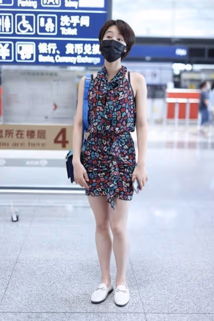藍盈瑩雖然是演戲的,可是曲線氣質不輸模特,土氣碎花也能駕馭