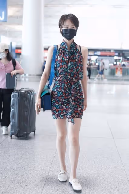 藍盈瑩雖然是演戲的,可是曲線氣質不輸模特,土氣碎花也能駕馭