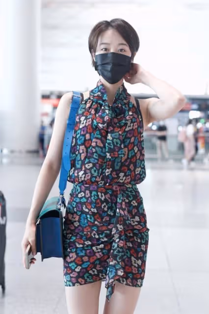 藍盈瑩雖然是演戲的,可是曲線氣質不輸模特,土氣碎花也能駕馭