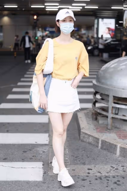 藍盈瑩雖然是演戲的,可是曲線氣質不輸模特,土氣碎花也能駕馭