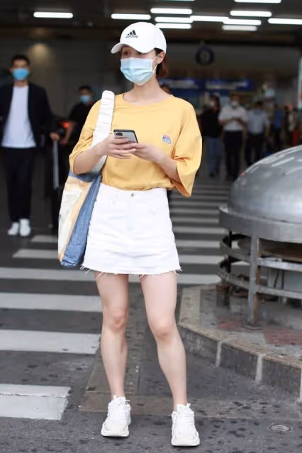 藍盈瑩雖然是演戲的,可是曲線氣質不輸模特,土氣碎花也能駕馭