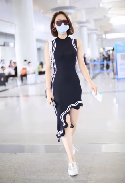 藍盈瑩雖然是演戲的,可是曲線氣質不輸模特,土氣碎花也能駕馭