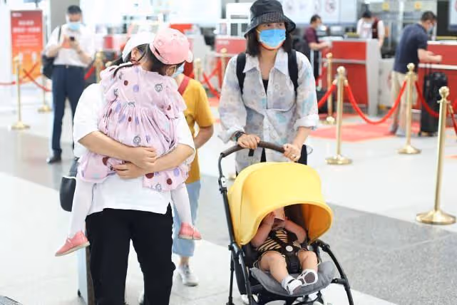 朱丹越來越「接地氣」了,掉色襯衫配遮陽帽,挺有中年女性的fell