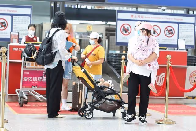 朱丹越來越「接地氣」了,掉色襯衫配遮陽帽,挺有中年女性的fell