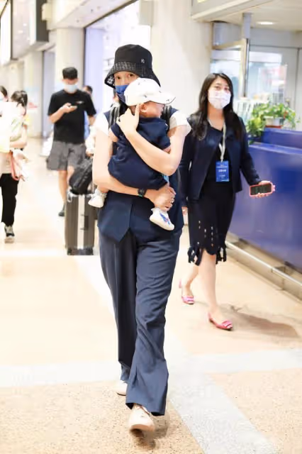 朱丹越來越「接地氣」了,掉色襯衫配遮陽帽,挺有中年女性的fell