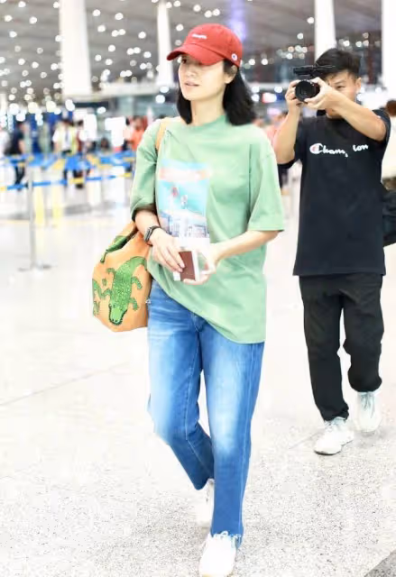 朱丹越來越「接地氣」了,掉色襯衫配遮陽帽,挺有中年女性的fell