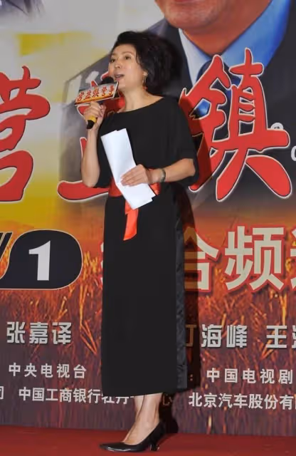 王小丫老了也成熟了,但沒逃過中年發福,一身黑顯瘦還撐氣質