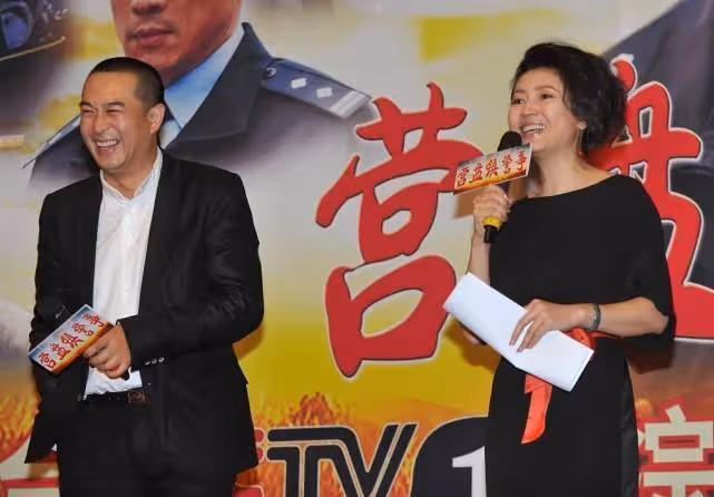 王小丫老了也成熟了,但沒逃過中年發福,一身黑顯瘦還撐氣質