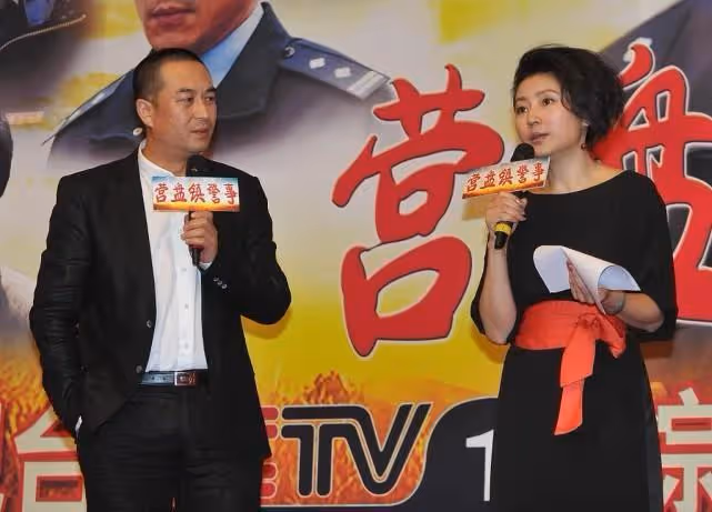 王小丫老了也成熟了,但沒逃過中年發福,一身黑顯瘦還撐氣質