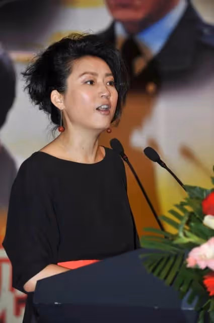 王小丫老了也成熟了,但沒逃過中年發福,一身黑顯瘦還撐氣質