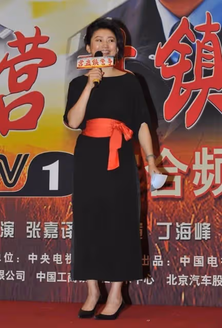 王小丫老了也成熟了,但沒逃過中年發福,一身黑顯瘦還撐氣質