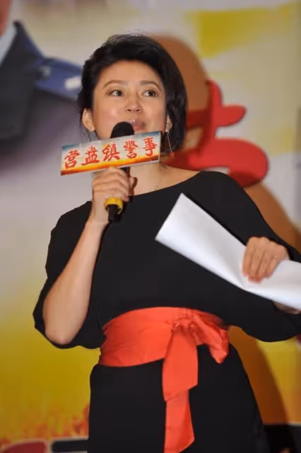 王小丫老了也成熟了,但沒逃過中年發福,一身黑顯瘦還撐氣質