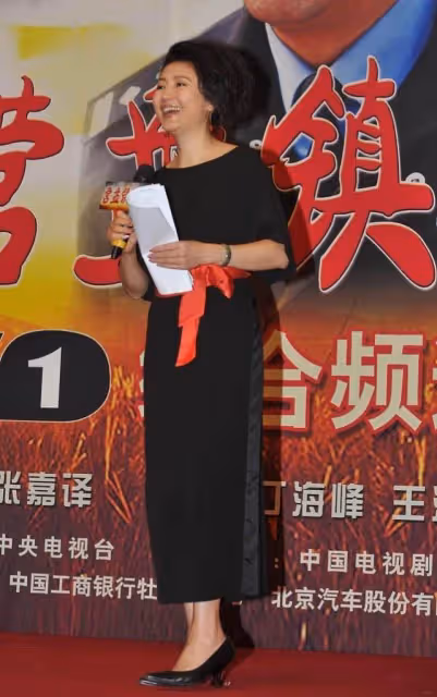 王小丫老了也成熟了,但沒逃過中年發福,一身黑顯瘦還撐氣質