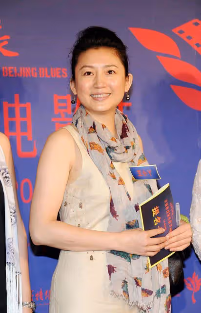 王小丫老了也成熟了,但沒逃過中年發福,一身黑顯瘦還撐氣質