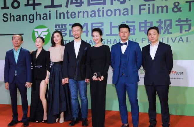 40+女明星風情迥然不同,吳越遇上左小青,一個清冷一個熱情