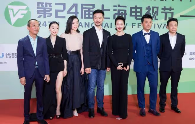 40+女明星風情迥然不同,吳越遇上左小青,一個清冷一個熱情